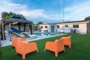 King Bed with Gym & Heated Pool Near the Beach